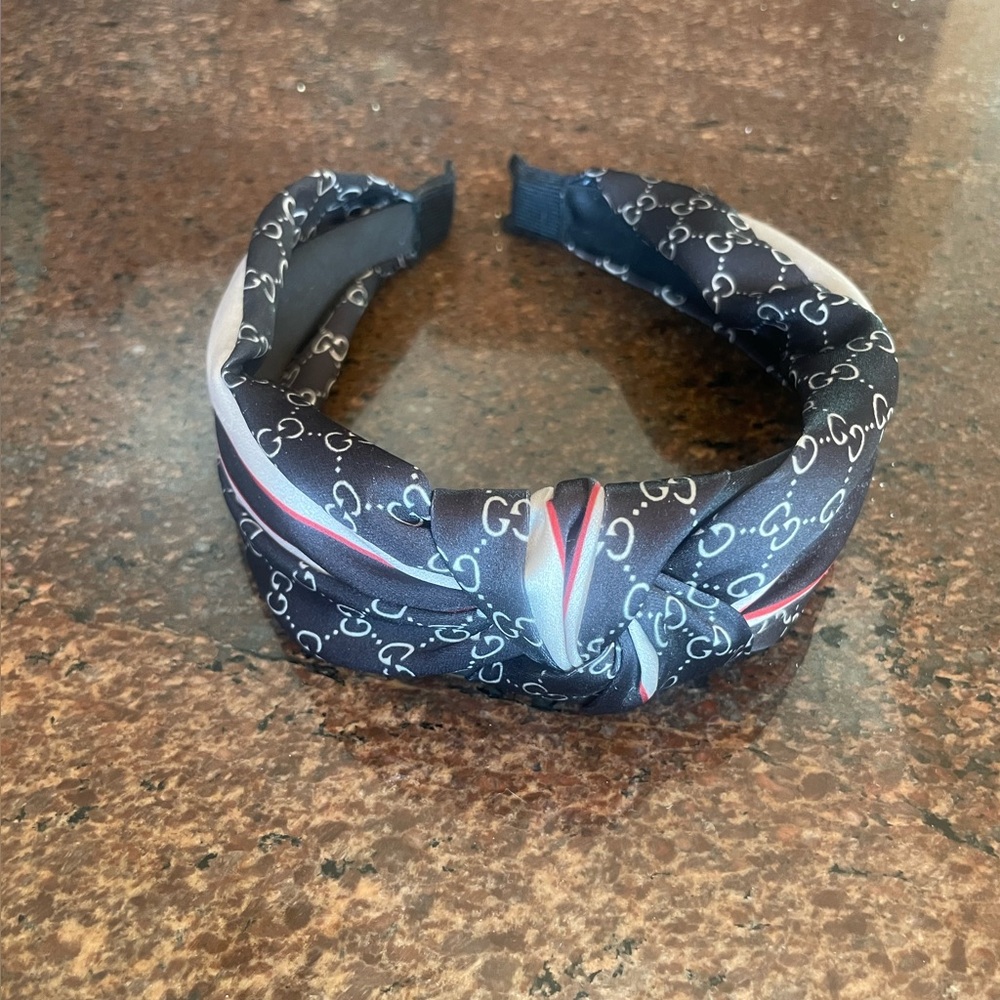 Headband.